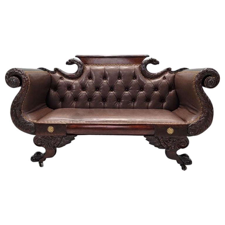 Ancien canapé de salon de style Empire en acajou touffeté, nouvellement tapissé en cuir
