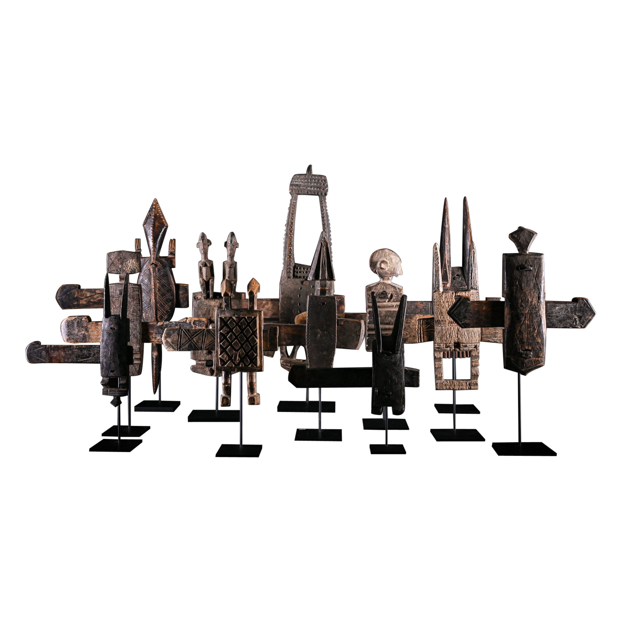 Collezione etnodesign di 12 antiche serrature Dogon in legno Grannery fon stand dal Mali