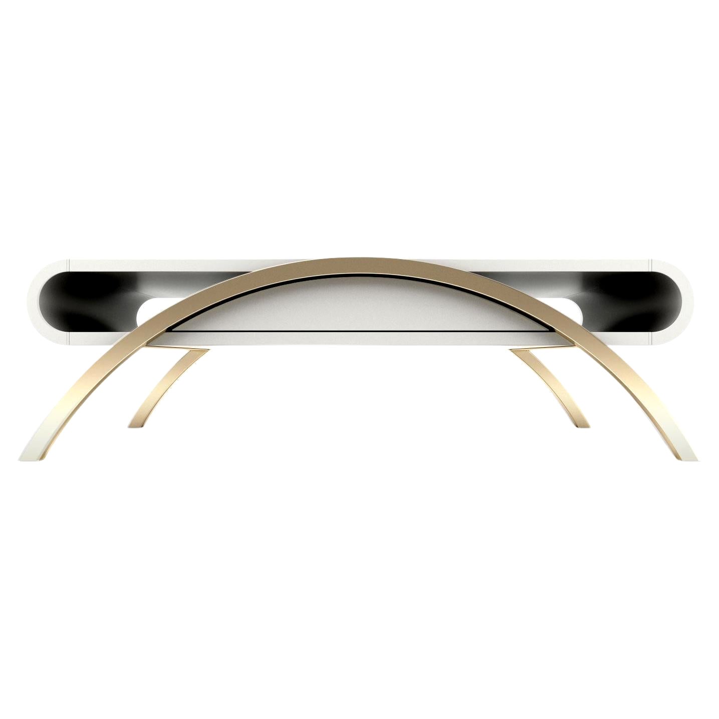 Table basse Crescent - Table basse moderne en laque blanche avec pieds en laiton en vente