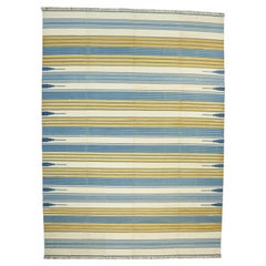 Vintage Dhurrie-Teppich mit blauen, cremefarbenen und goldenen geometrischen Streifen von Rug & Kilim