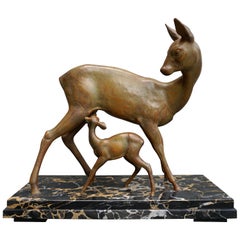 Art-déco-Bronze mit der Darstellung einer Hirschkuh und ihres Kitzes auf einem Sockel aus schwarzem Marmor
