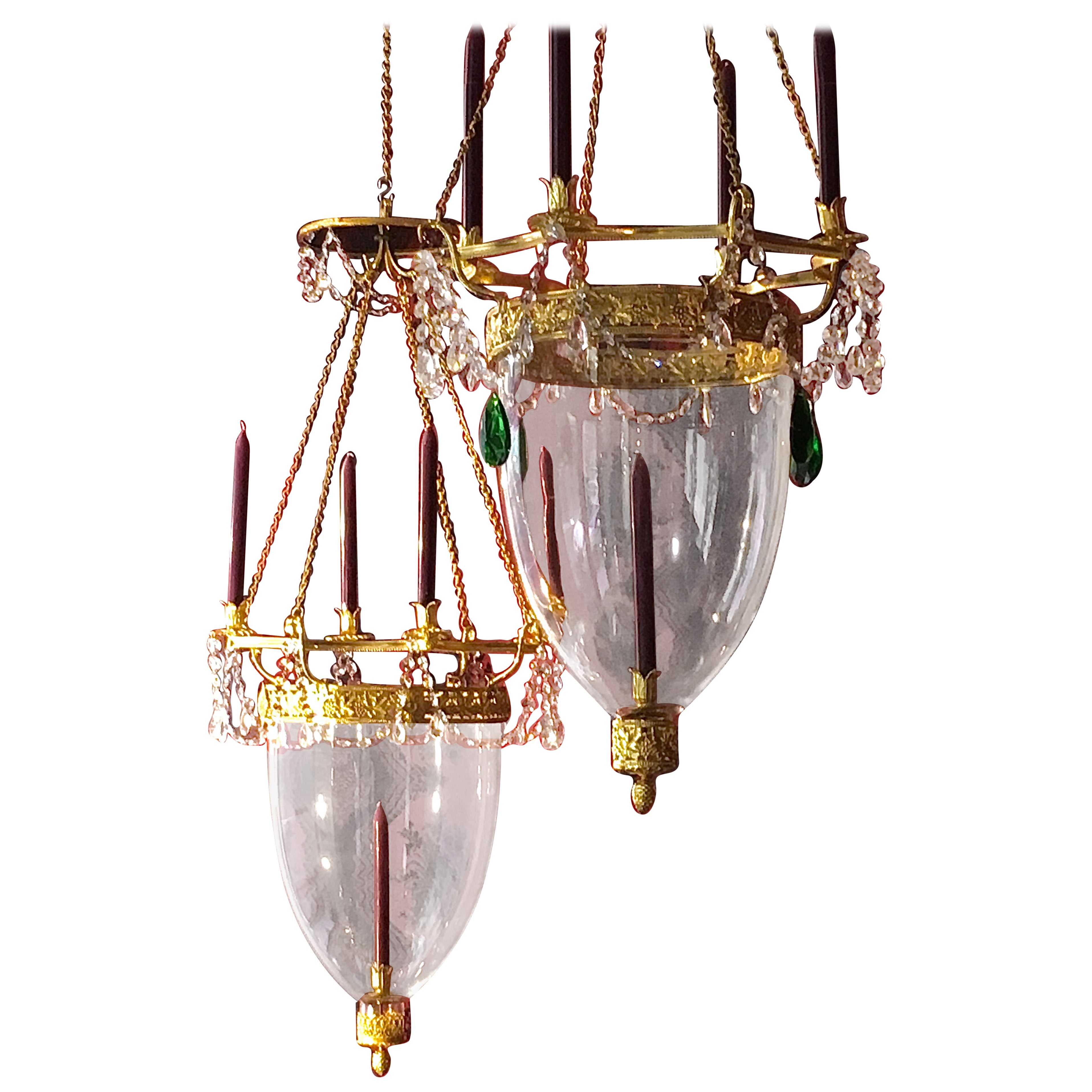 Une paire de grandes lanternes vertes  La collection d'objets en cristal et en bronze doré, de style classique balte  en vente