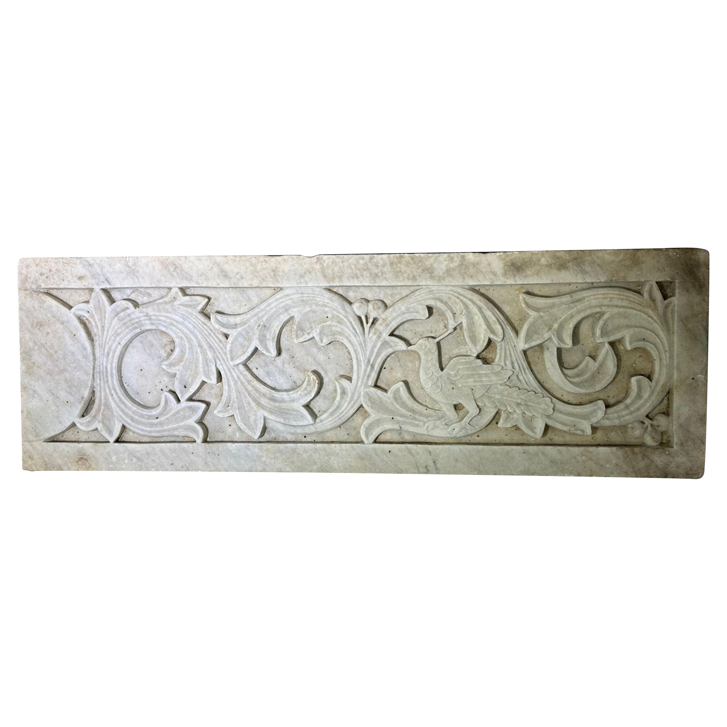 Italienisches Relief aus Carrara-Marmor Ende des 19.
Ursprünglicher Zustand
90cm x 29.5cm x 5cm
Mit Haken zum Aufhängen an der Wand