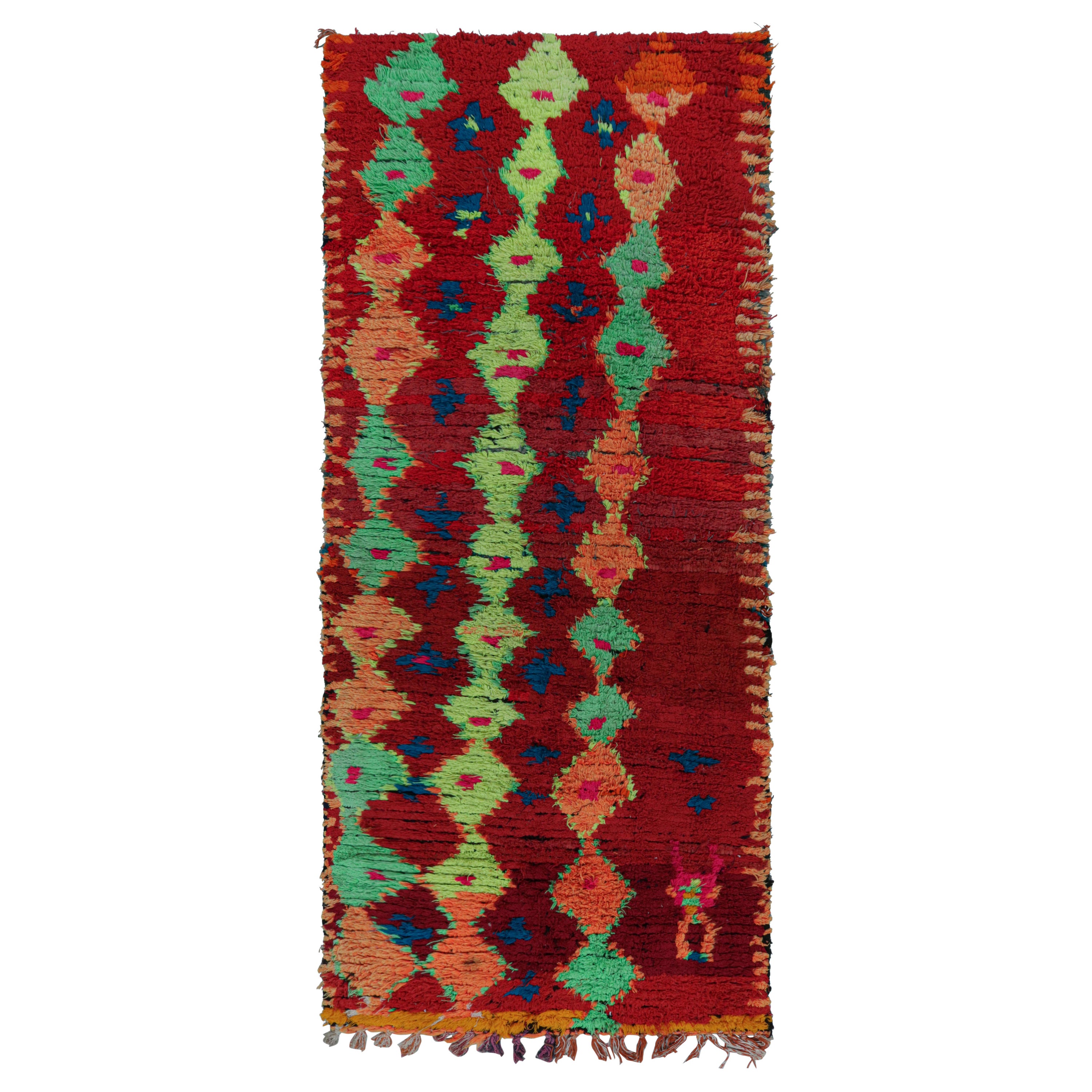 Tapis de couloir marocain rouge à motifs géométriques, de Rug & Kilim 
