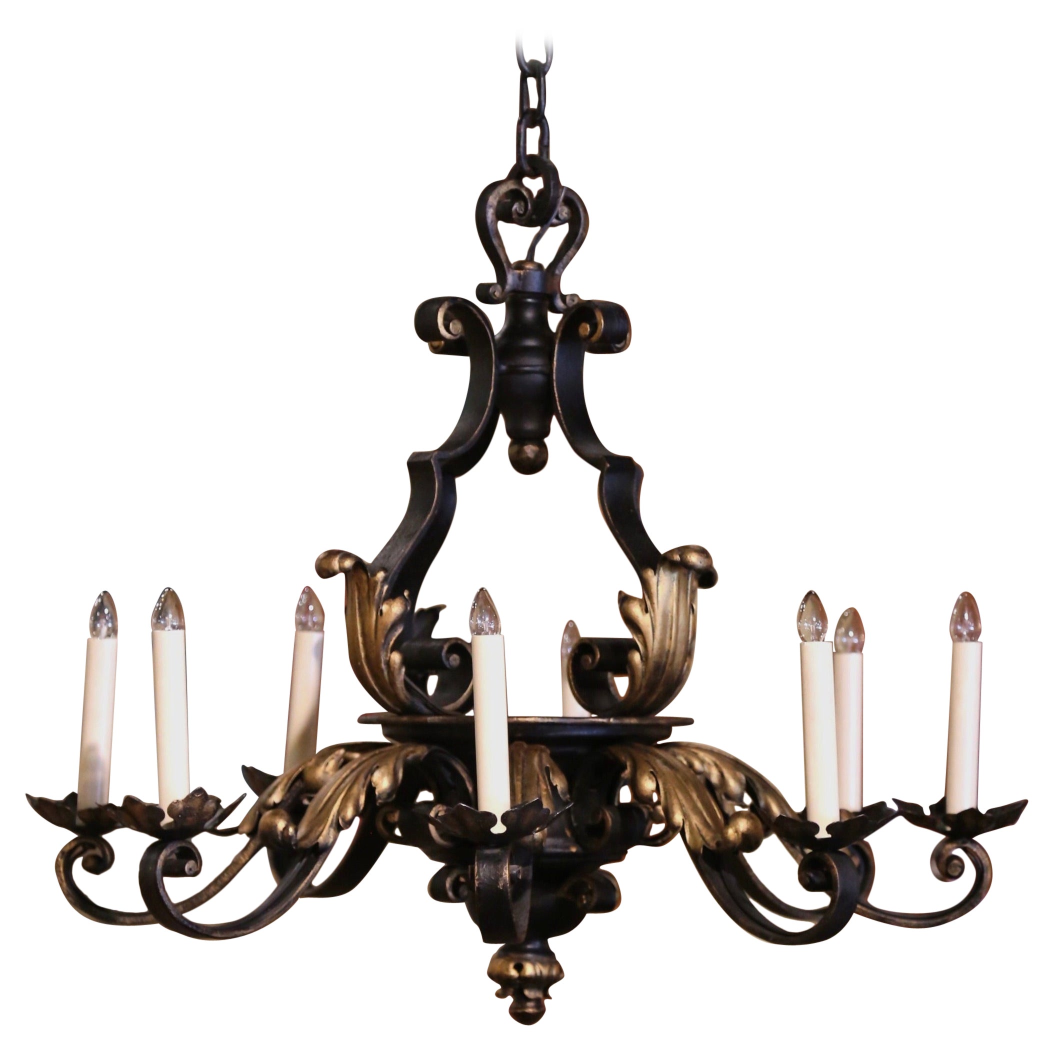 Lustre à huit lumières en fer doré et noir Louis XV du début du XXe siècle en vente