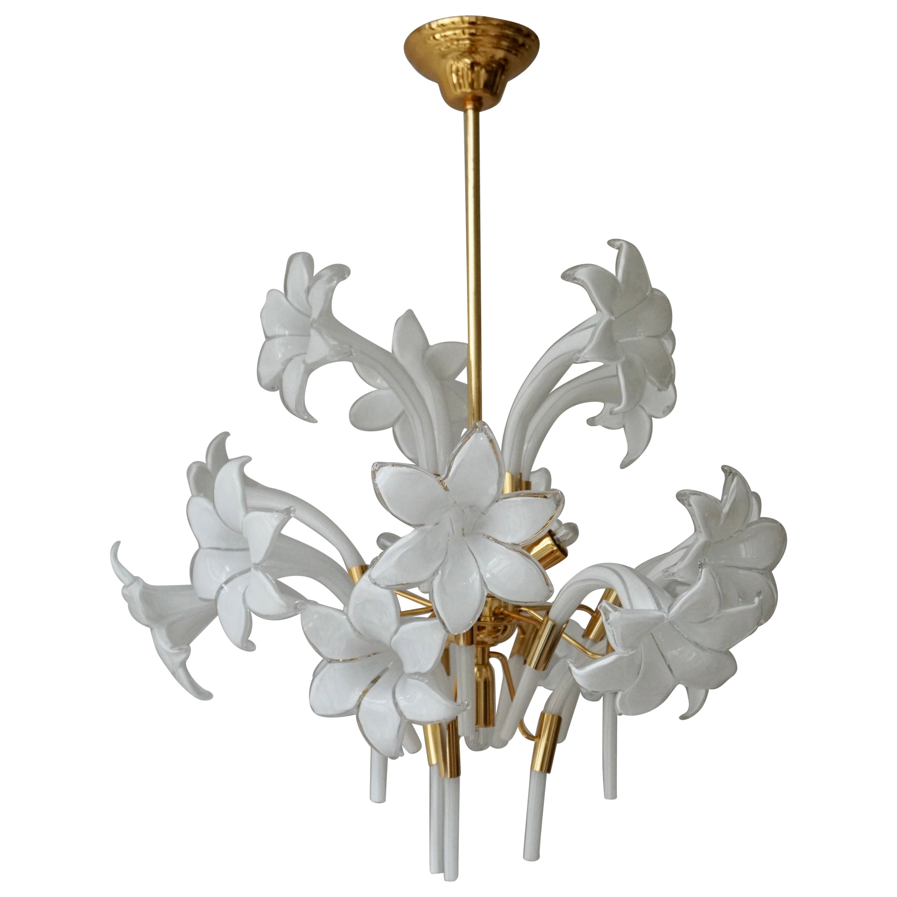 Lustre moderne du milieu du siècle dernier conçu par Franco Luce avec des fleurs en verre de Murano en vente