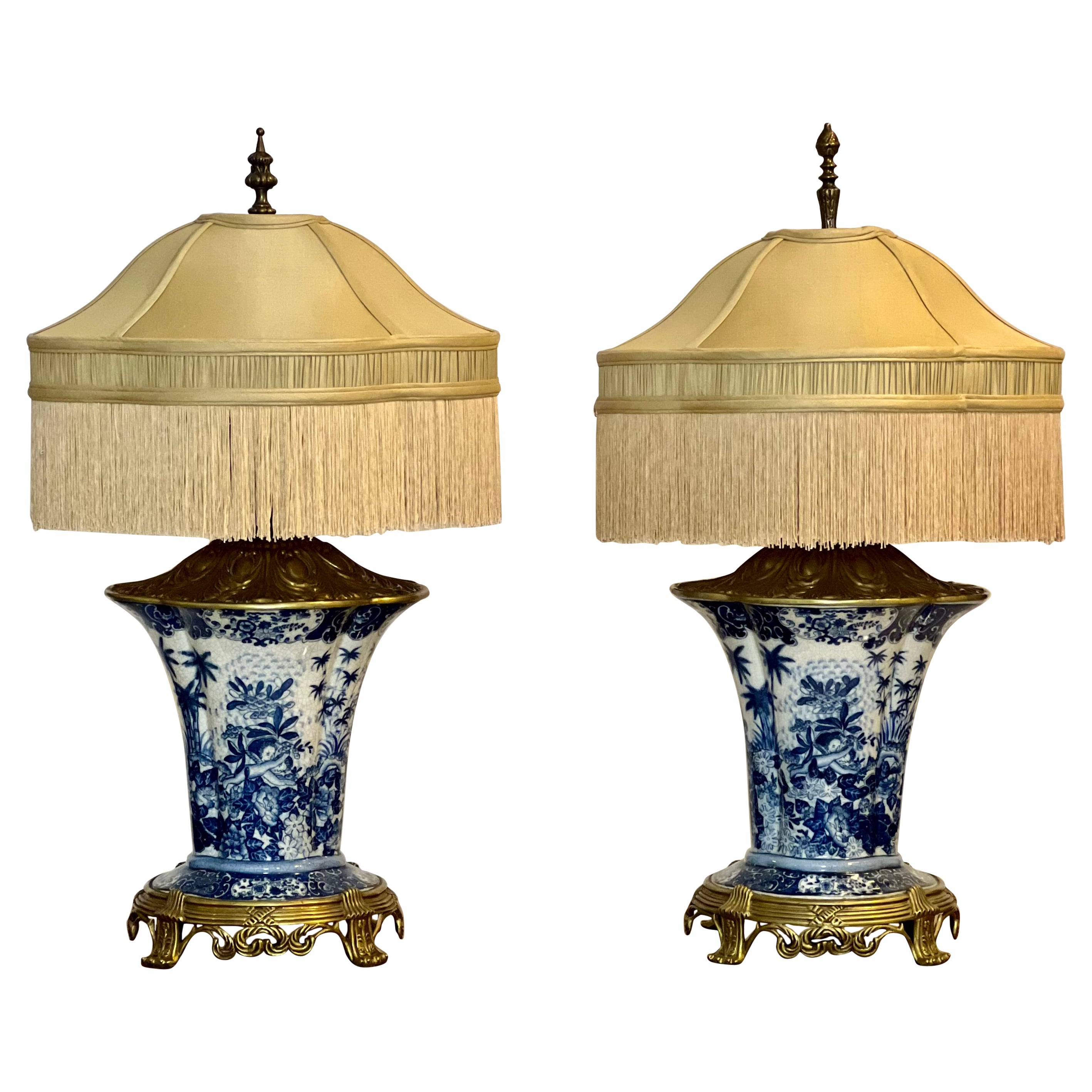 Blaue und weiße Porzellanlampen mit Goldbronze-Montierung aus dem 20. Jahrhundert von United Wilson, signiert, Paar im Angebot