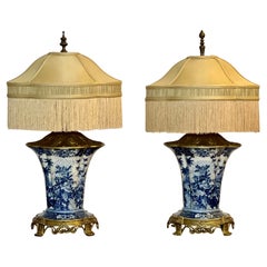 Blaue und weiße Porzellanlampen mit Goldbronze-Montierung aus dem 20. Jahrhundert von United Wilson, signiert, Paar