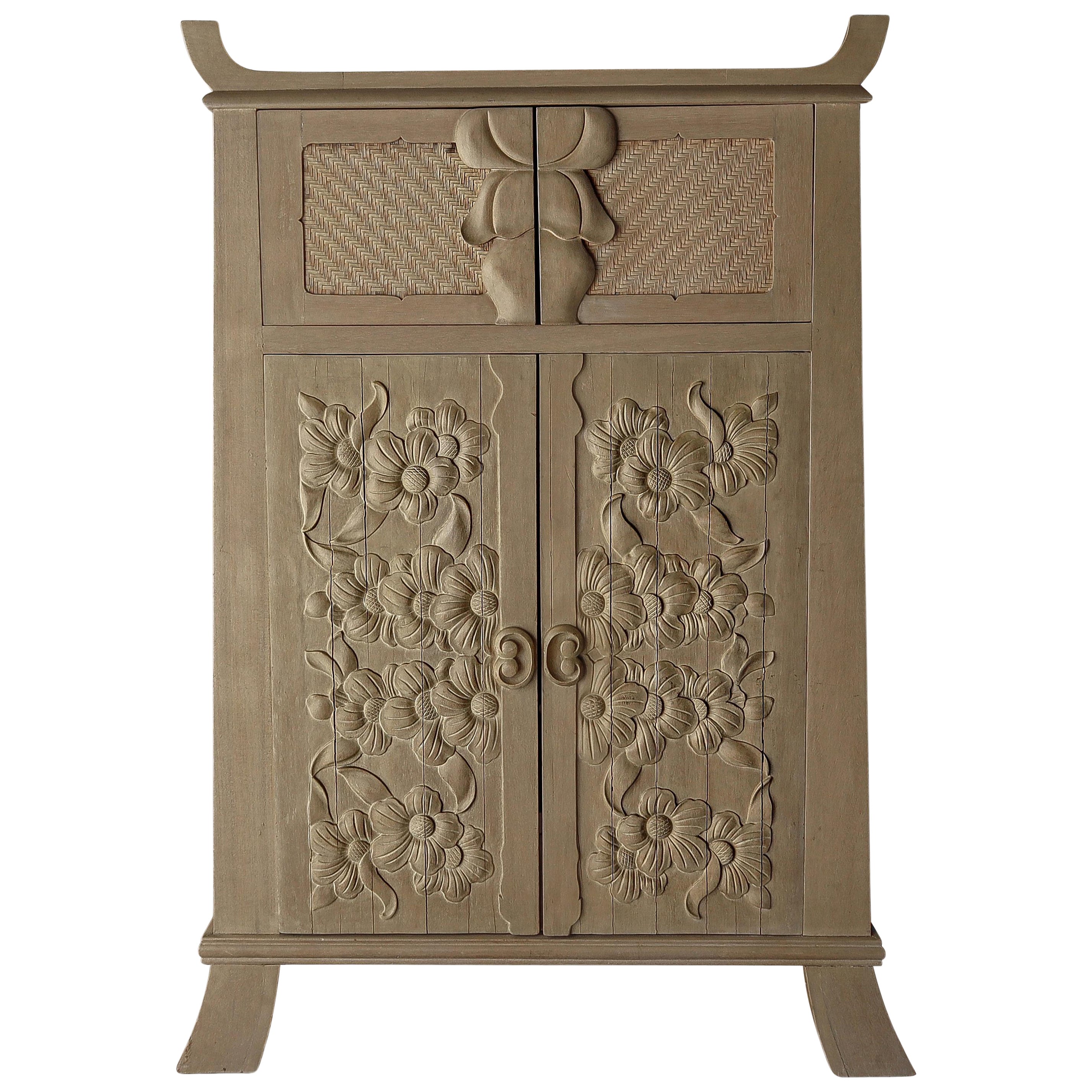Cabinet vintage en relief floral en bois sculpté à la main
