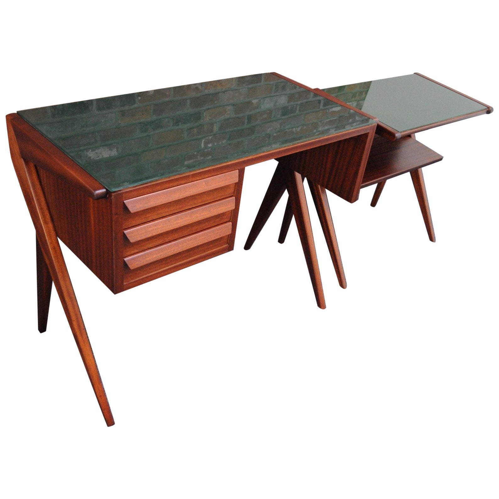 Silvio Cavatorta Kleiner Schreibtisch mit Companion-Tisch aus Nussbaum und grünem Glas im Angebot