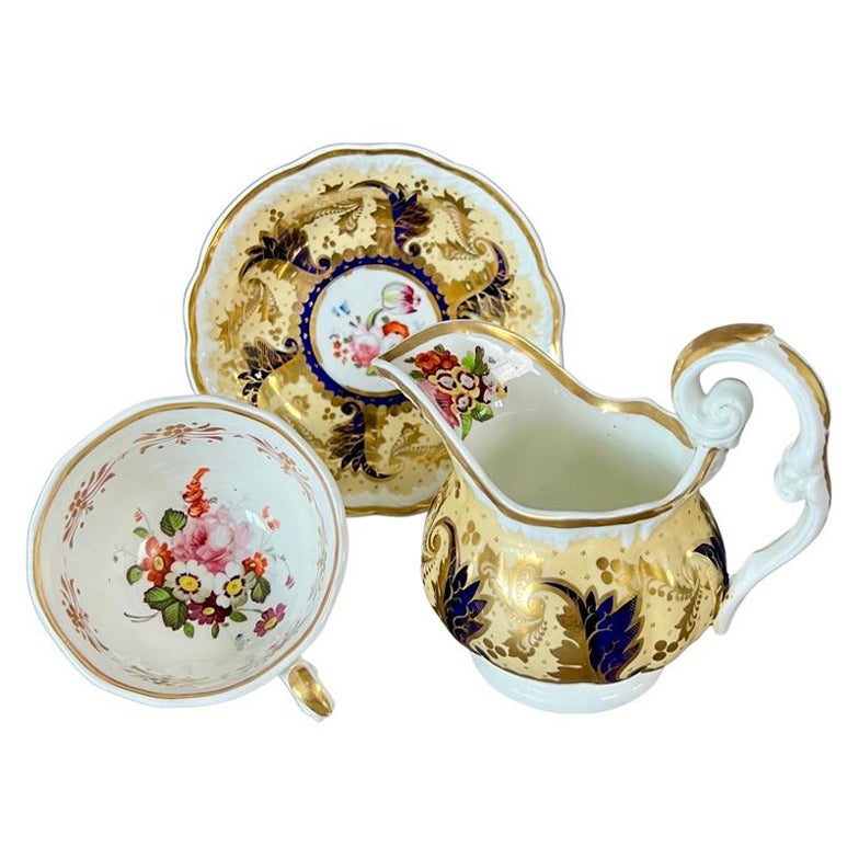 Tasse à thé et cruche à lait Samuel Alcock, jaune pâle, doré et fleurs, vers 1824