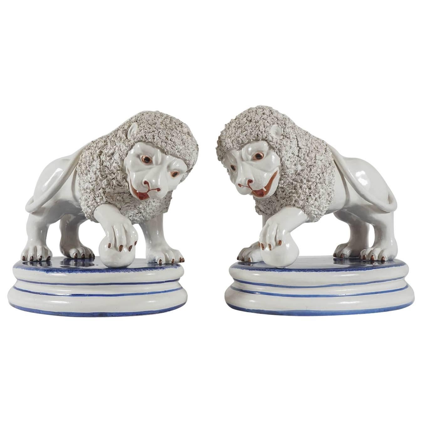 Großes Paar italienische Medici-Löwenfiguren aus Keramik im Angebot