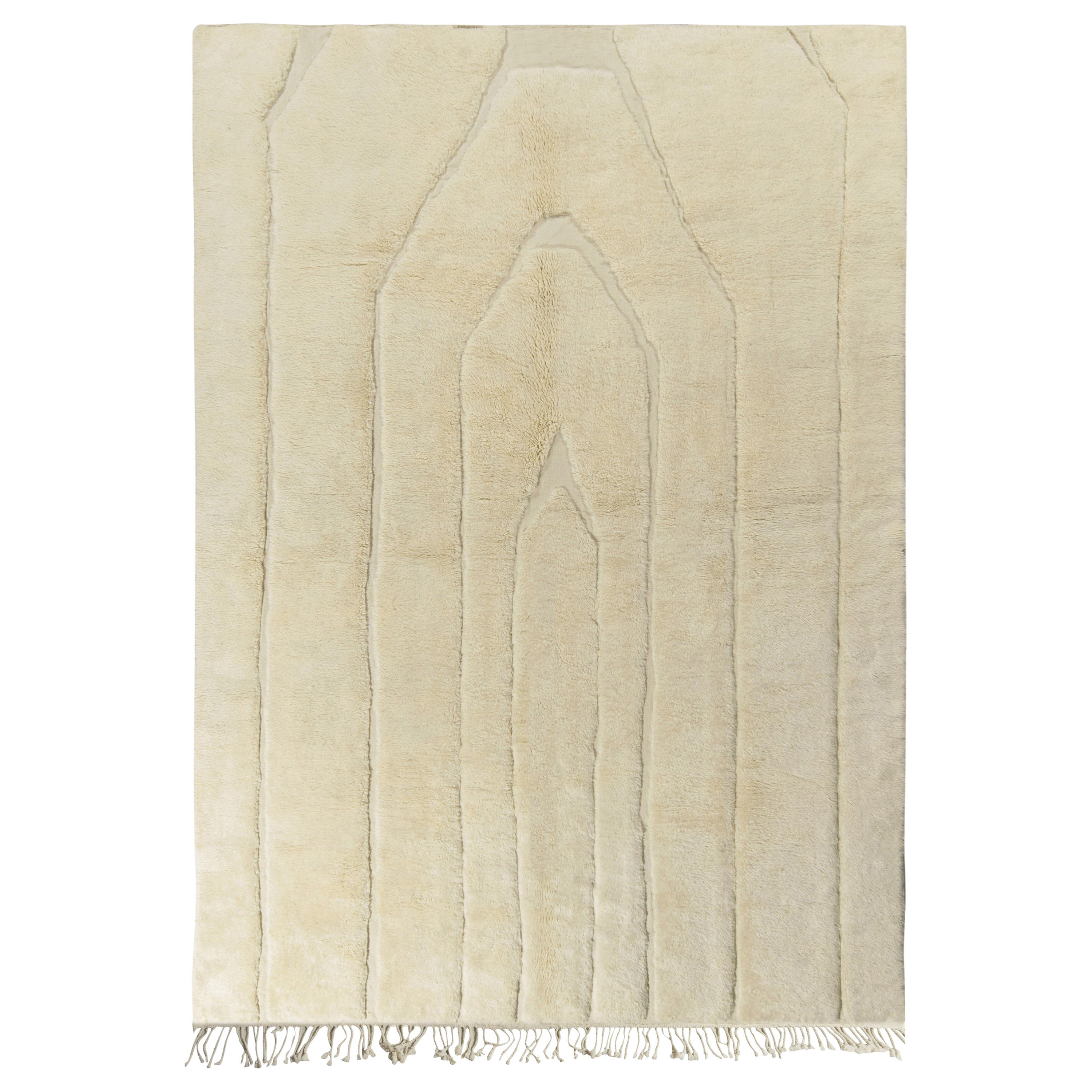 Marokkanischer Teppich von Rug & Kilim in Beige-Weiß mit geometrischem Hoch-Tief-Muster im Angebot