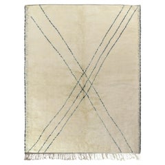 Alfombra marroquí contemporánea de Rug & Kilim en beige-blanco, estampado geométrico azul