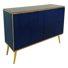 JustFurnituress Sideboard: saphirblaues Glas, Messingrahmen, luxuriöses Design