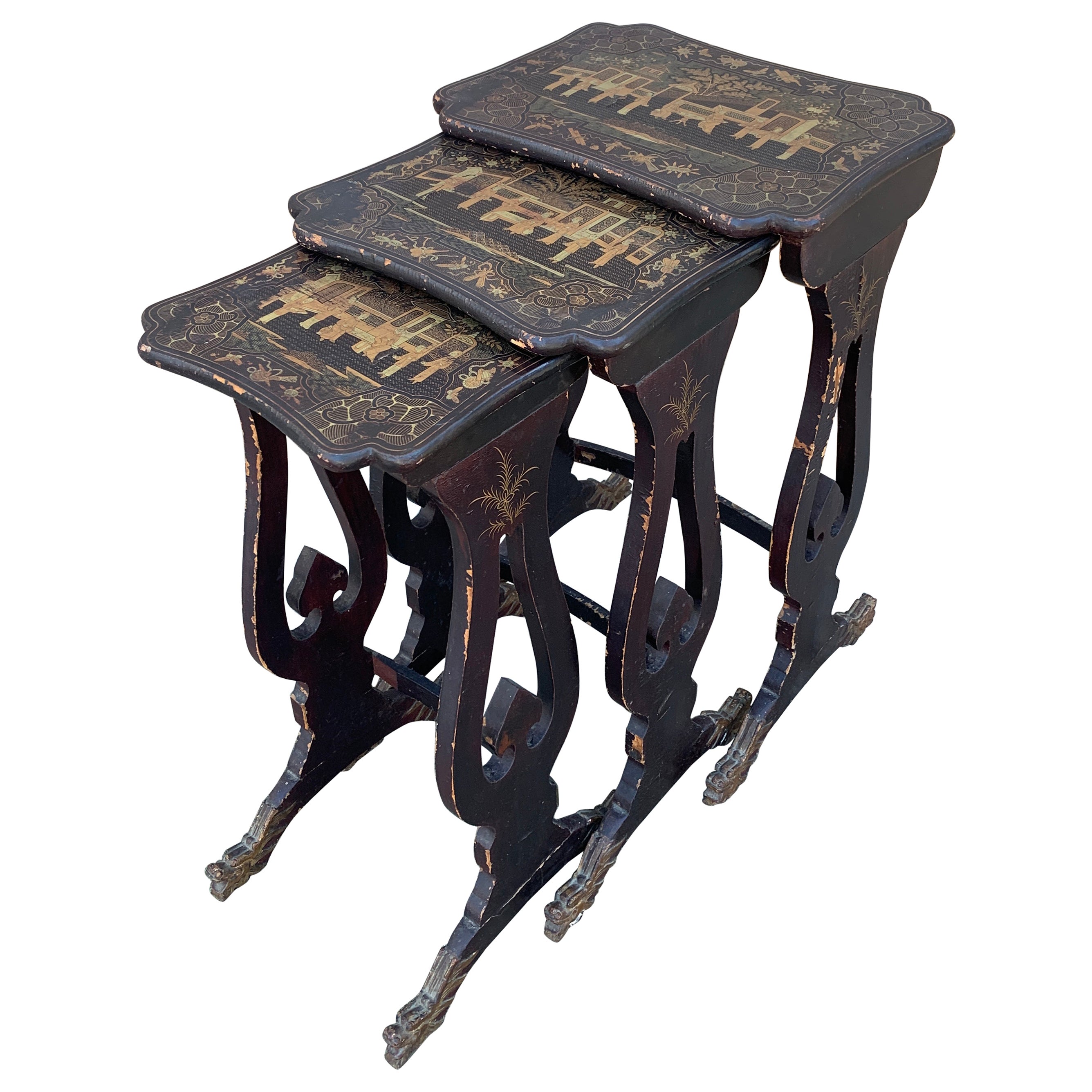 Anciennes tables gigognes de style Régence chinoiseries laquées noires avec dragons sculptés en vente