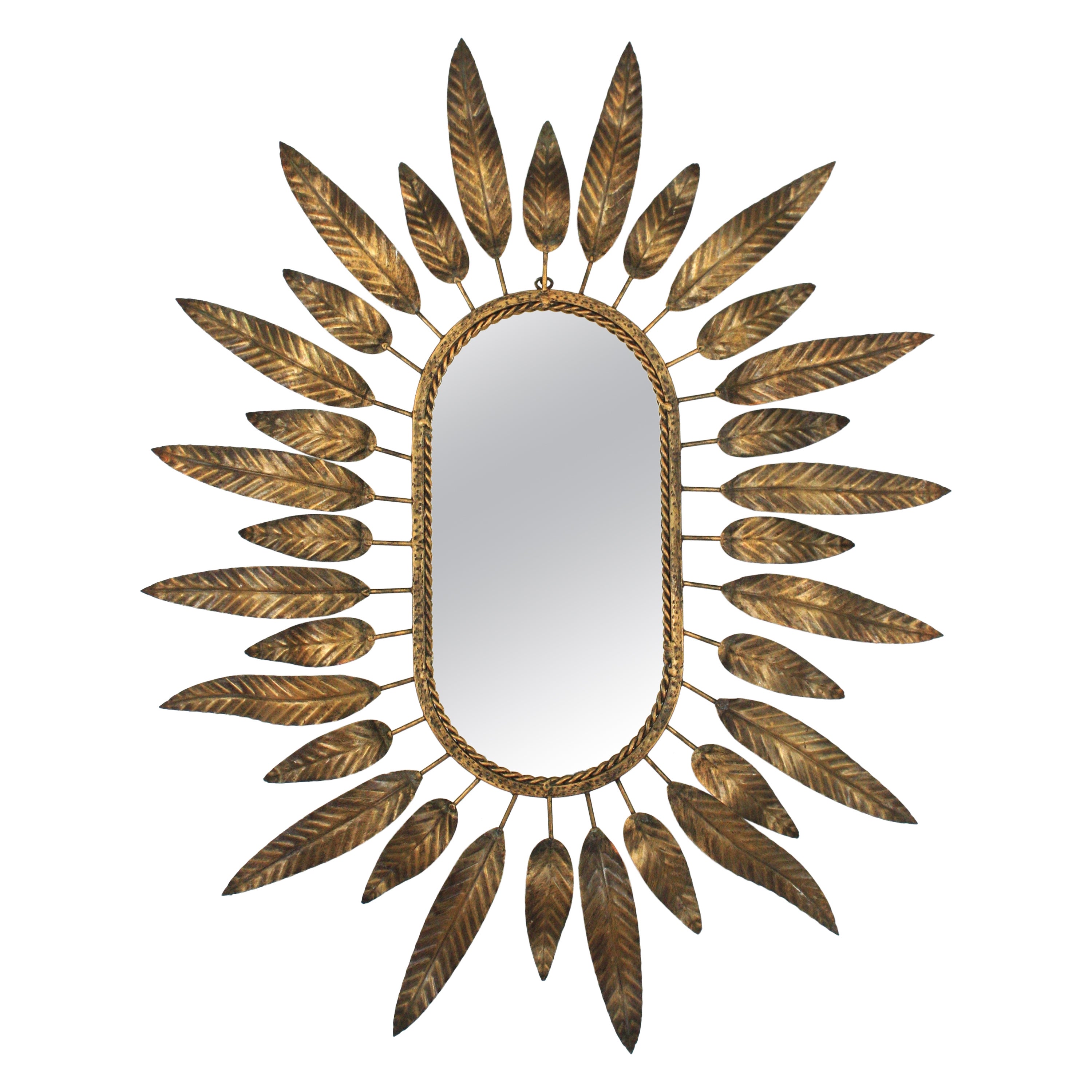 Miroir ovale Sunburst en métal doré avec cadre à feuillage en vente