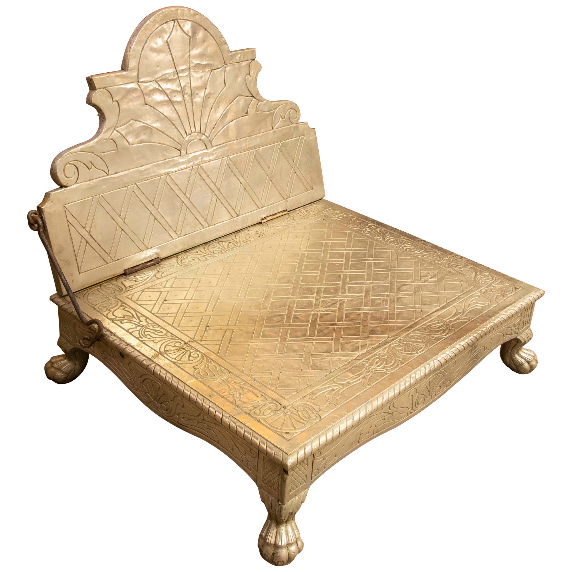 Chaise indienne décorée en bois plaqué métal avec dossier inclinable en vente