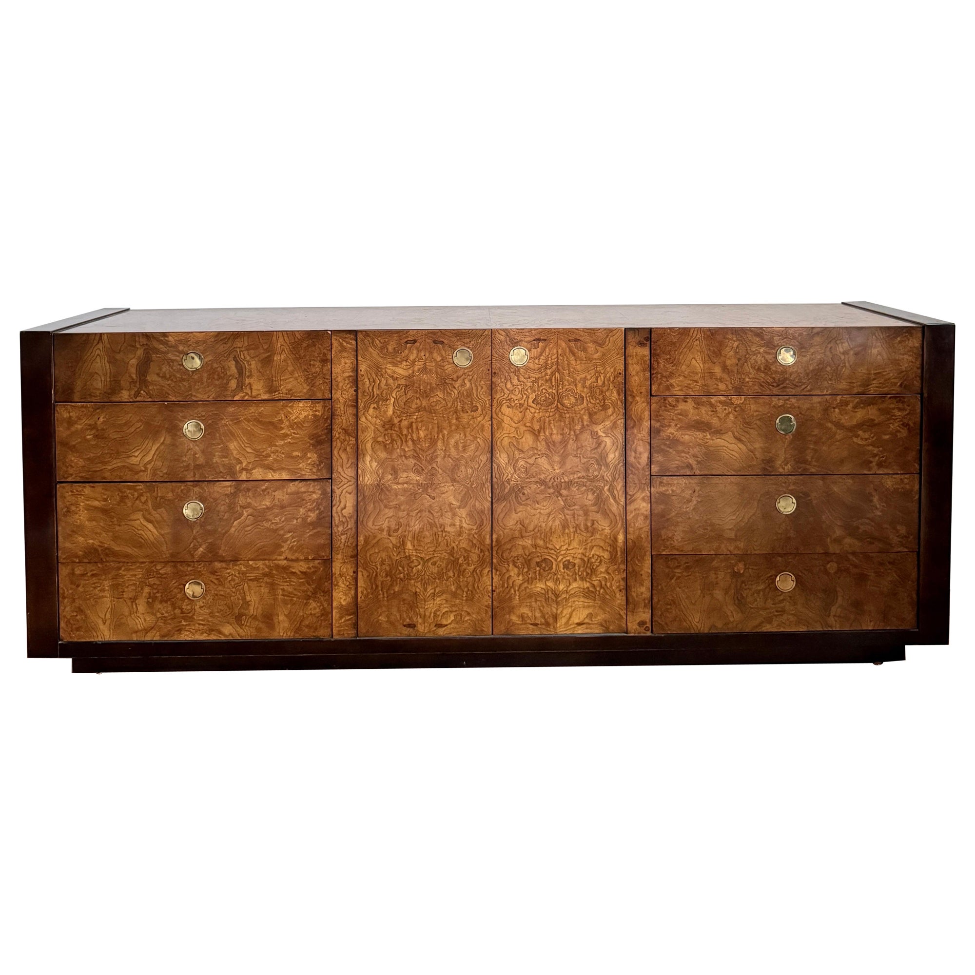 Commode d'appoint en bois de broussin et laiton de style Milo Baughman des années 1970 par Century Furniture en vente