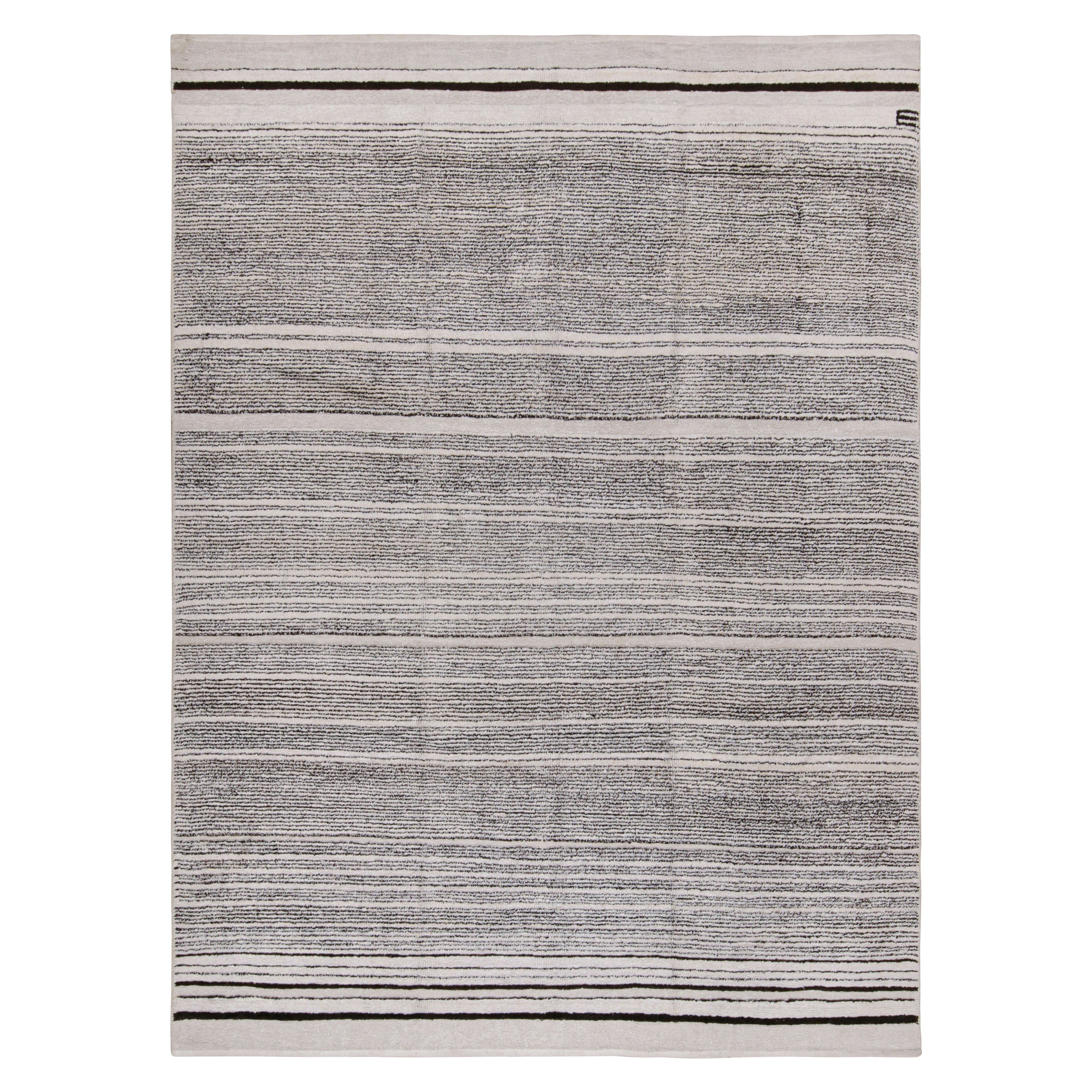 Rug & Kilim's Contemporary Rug mit weißen und schwarzen Streifen und Himmelsabstufung im Angebot