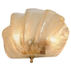 Aplique individual italiano de Murano de cristal moteado de oro y latón en forma de concha de almeja