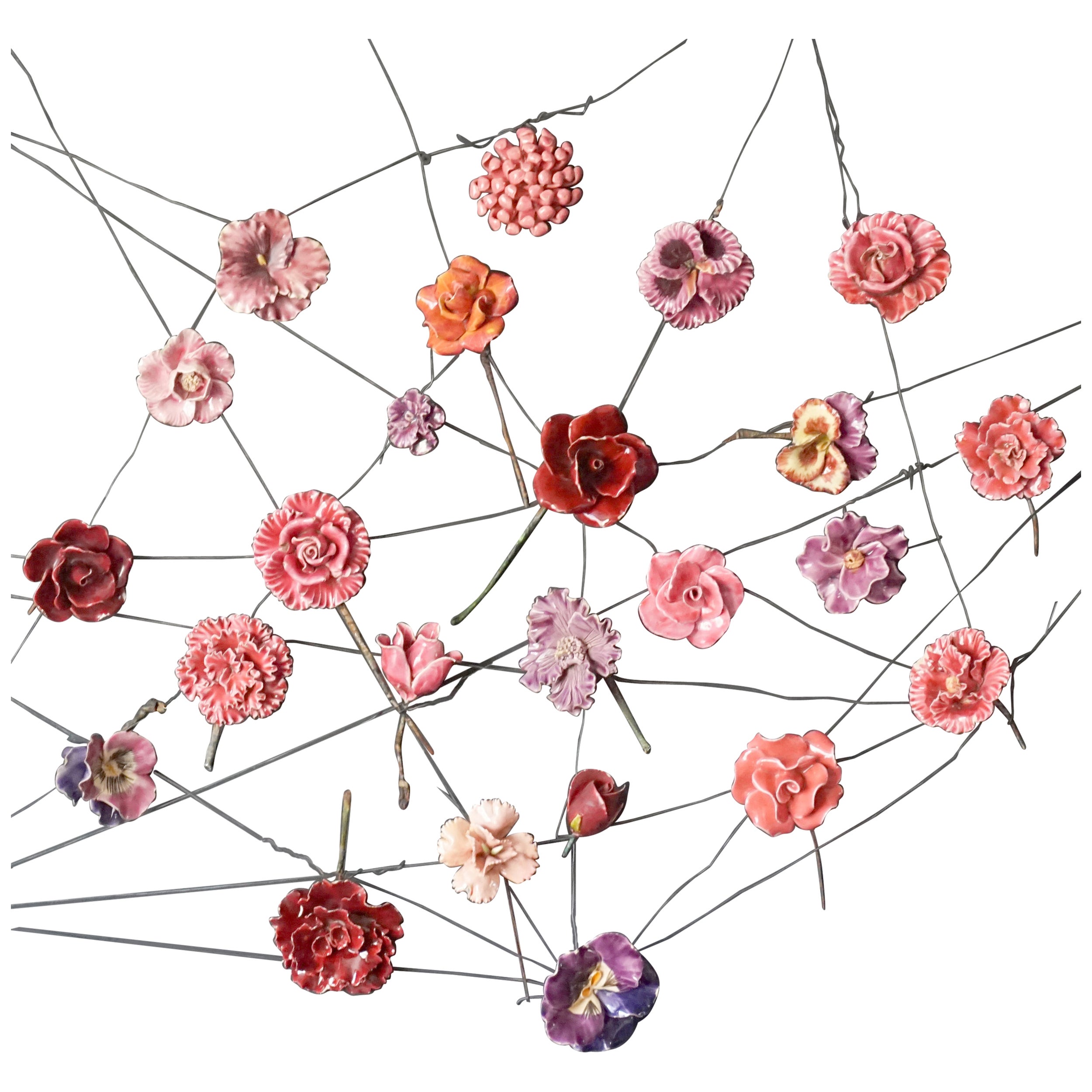 1900er Jahre Französisch Barbotine Majolika Trauerblumen, Rose Veilchen Pfingstrose Nelke  im Angebot