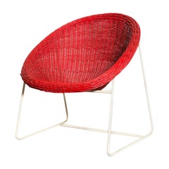 Silla de ratán y aro de alambre rojo inspirada en Jacques Adnet de mediados de siglo