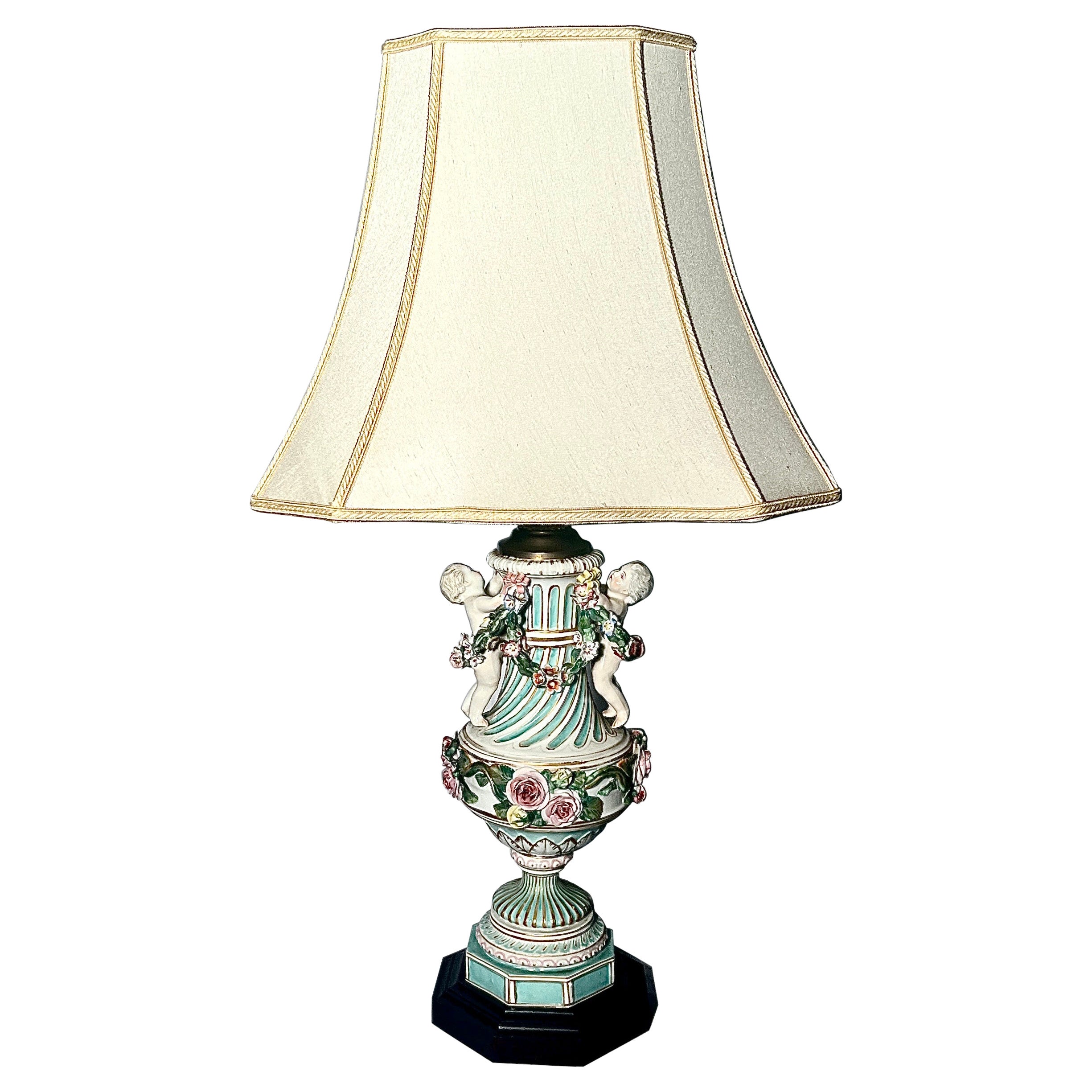 Ancienne lampe florale en porcelaine de Dresde allemande du 19e siècle, vers 1885.