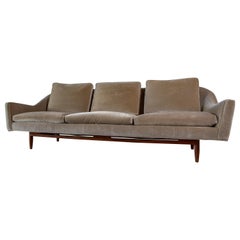 Jens Risom Modell 2516 Skulpturales Sofa aus grauem Samt und Nussbaumholzsockel