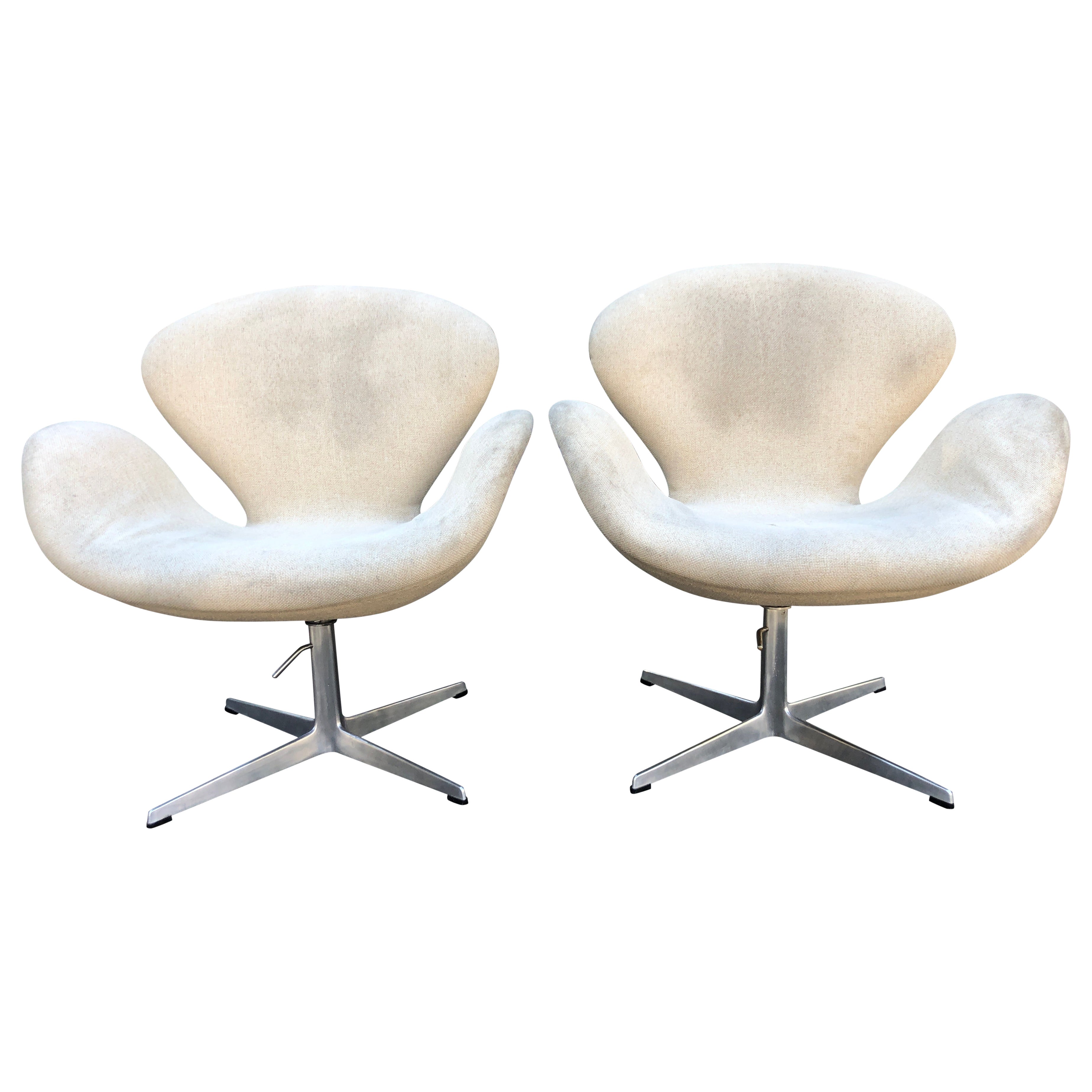 Lovely Pair Swan Chairs by Arne Jacobsen for Fritz Hansen, 1960s For Sale