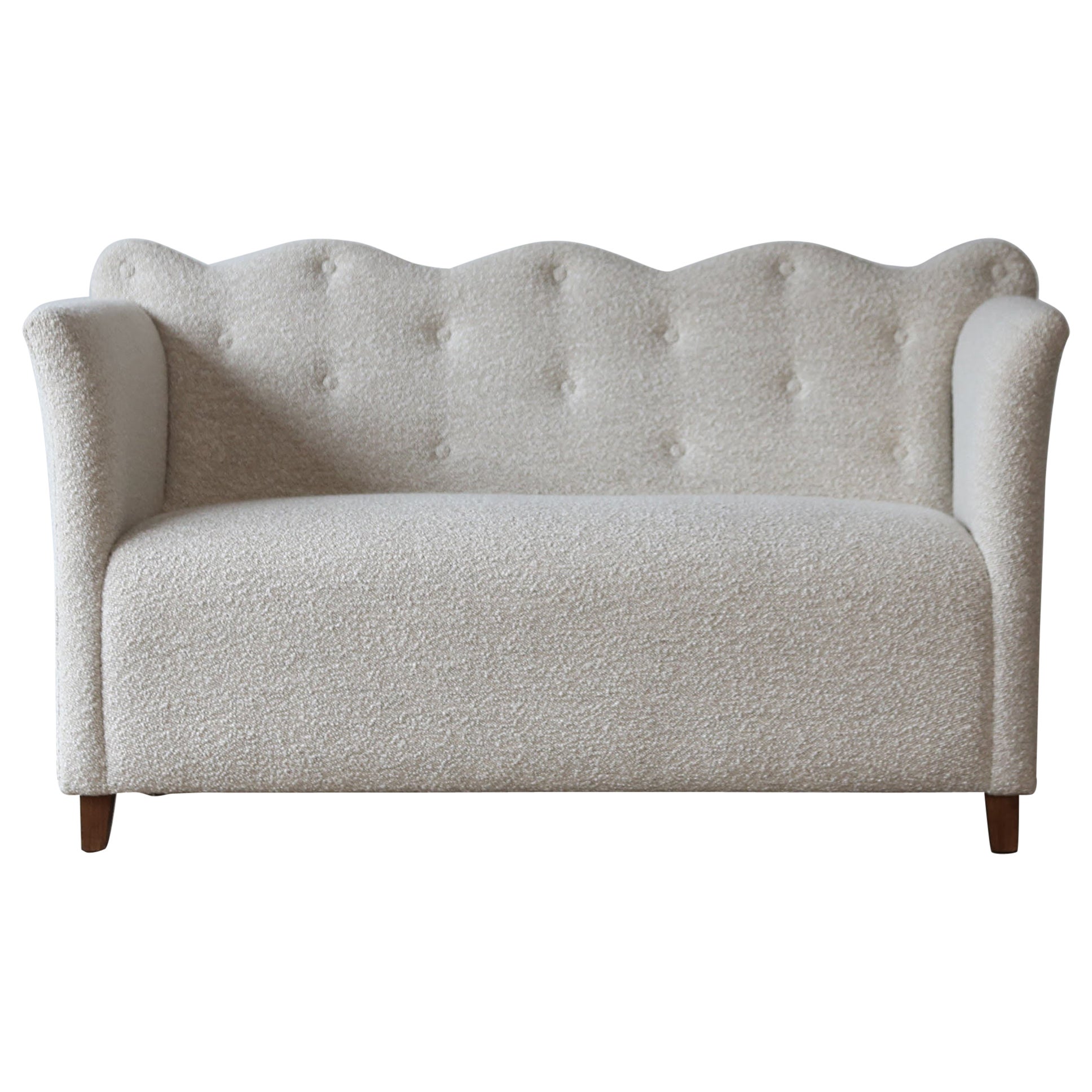 Sofa mit wellenförmiger Rückenlehne, gepolstert mit Lelievre-Woll Boucle im Angebot