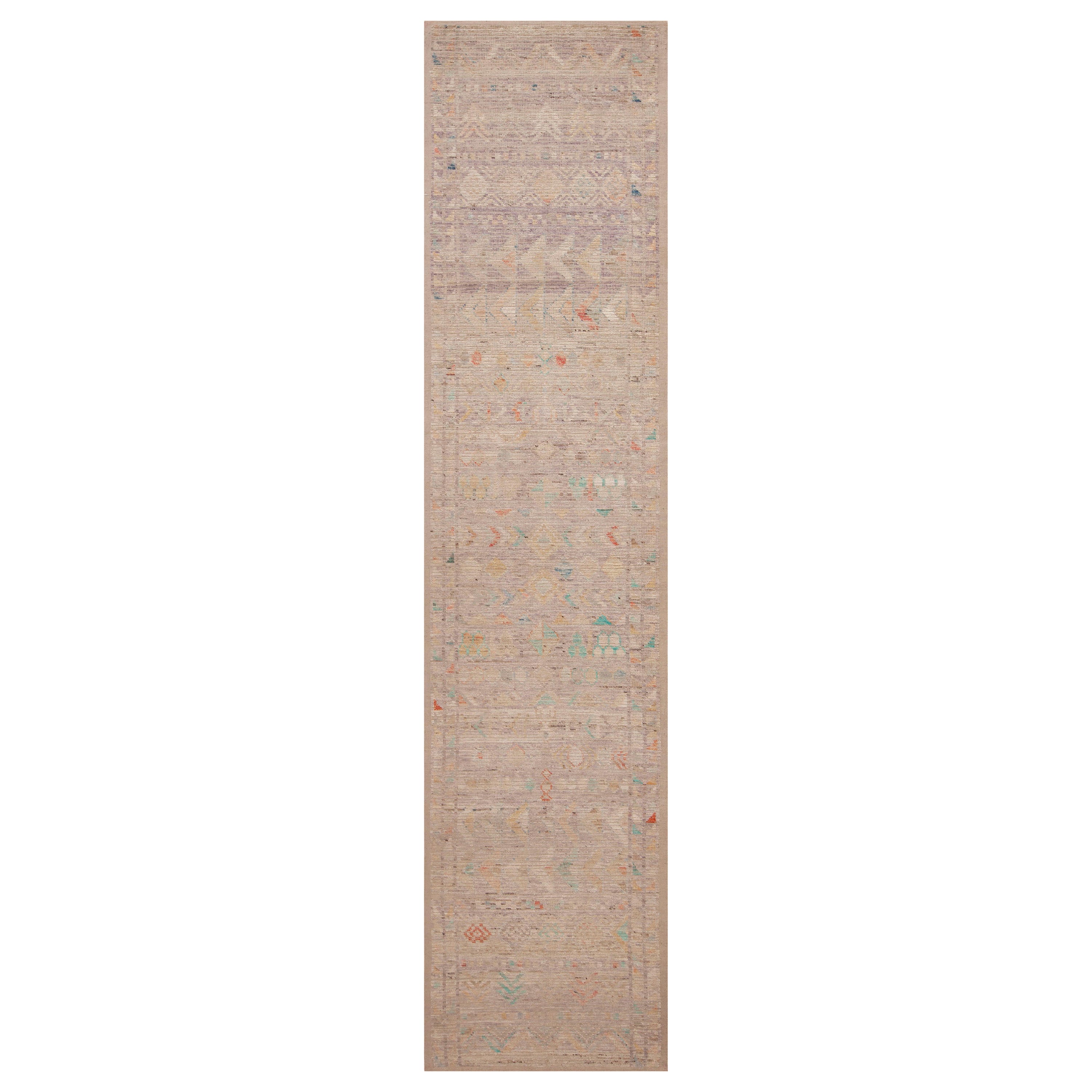 Tapis de couloir tribal géométrique pastel moderne de la collection Nazmiyal, 3' x 13'2" en vente