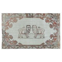 Türkischer 4.4x7.3 Ft Vintage-Teppich mit malerischem Löwenmuster, handgeknüpft, Wandbehang