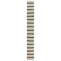 2.2x17.6 Ft Handgefertigter cremefarbener schmaler & langer Läufer Kilim mit schwarzen & grauen Streifen