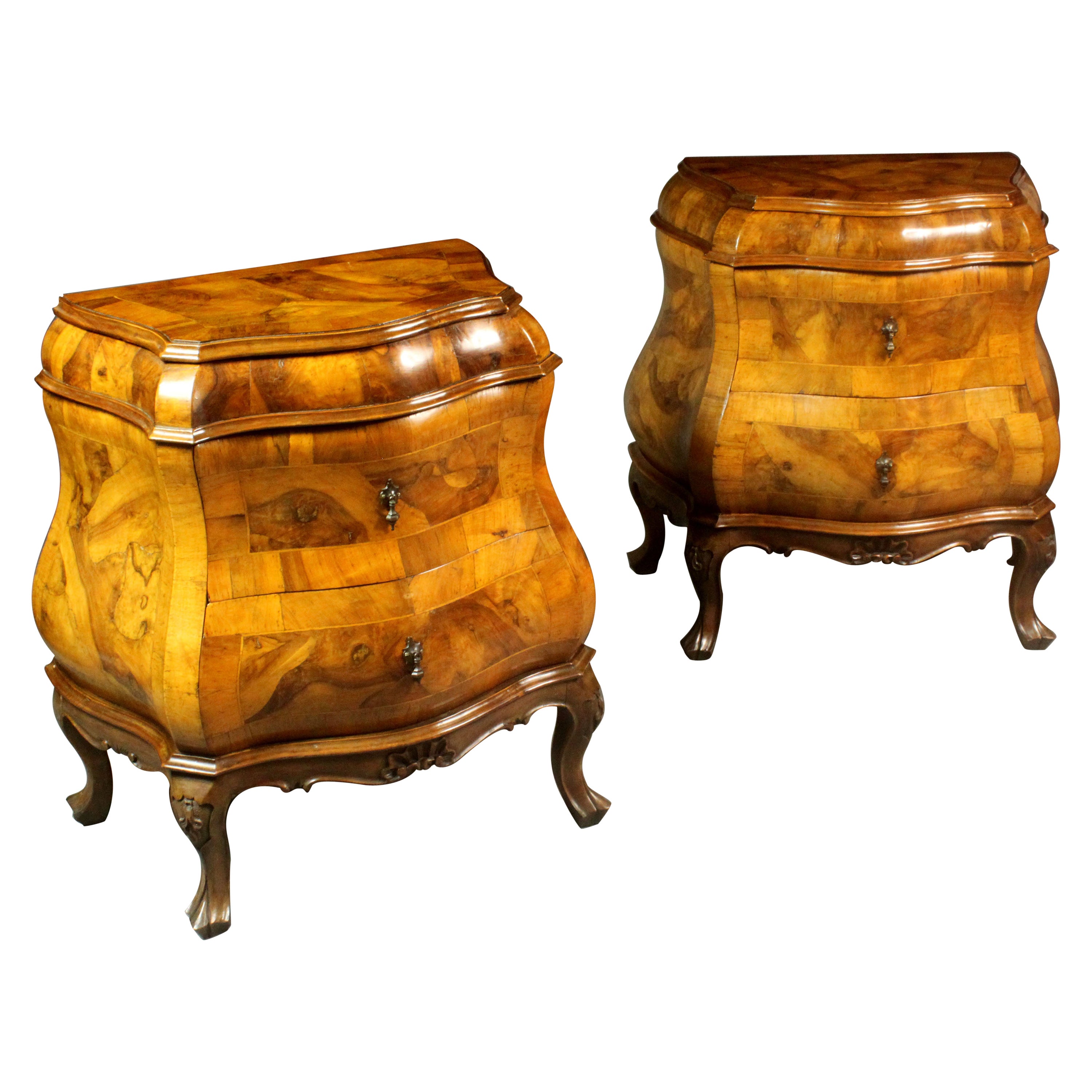 Zwei Nachttischschränke im Stil des 18. Jahrhunderts im Angebot