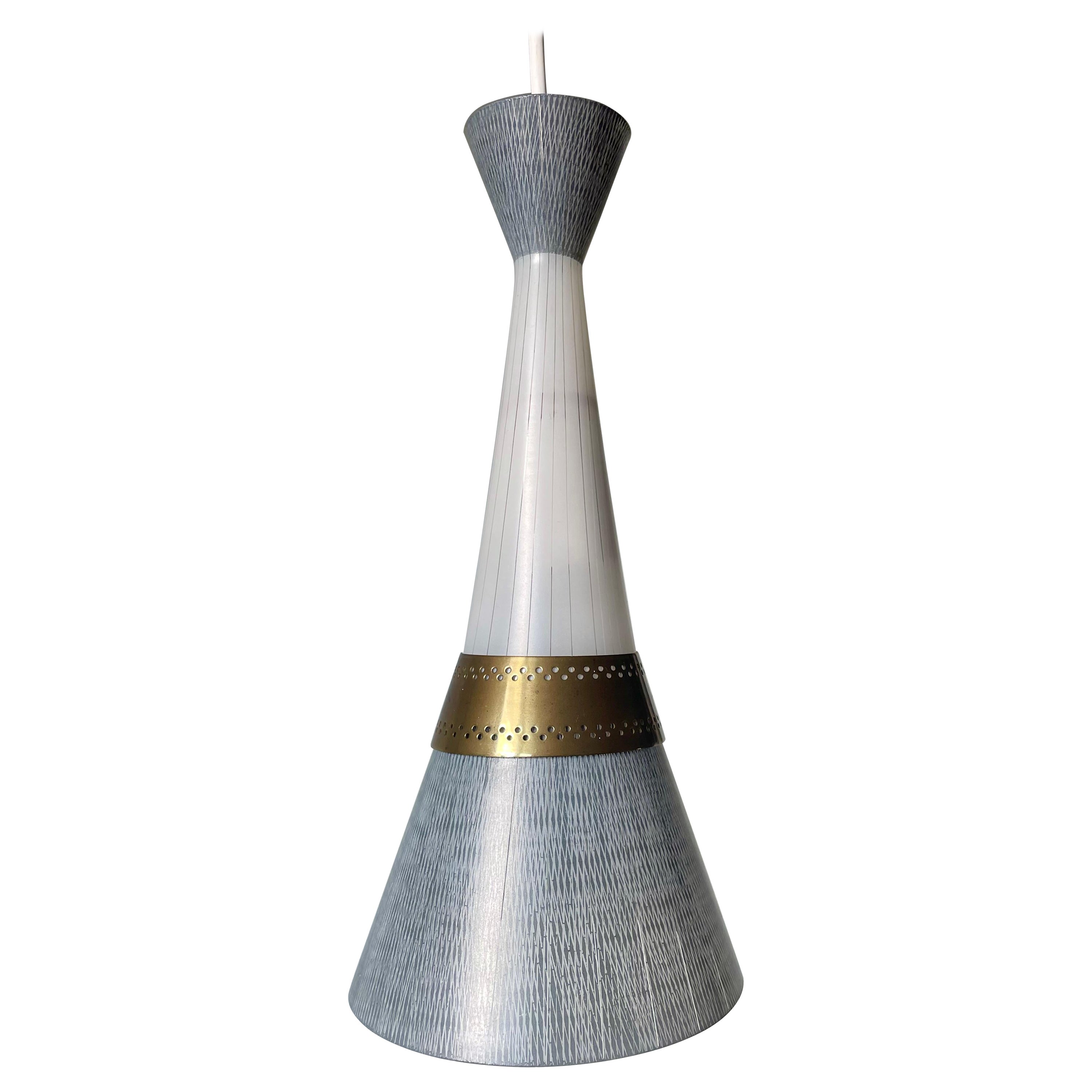 Colgante italiano Stilnovo de cristal blanco y negro con panza de latón, años 60