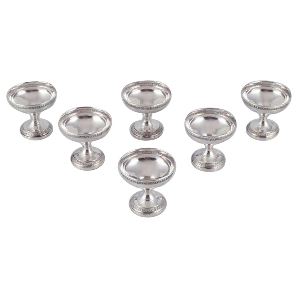 Set of six American sterling silver goblets. Classic design adorned with flowers For Sale