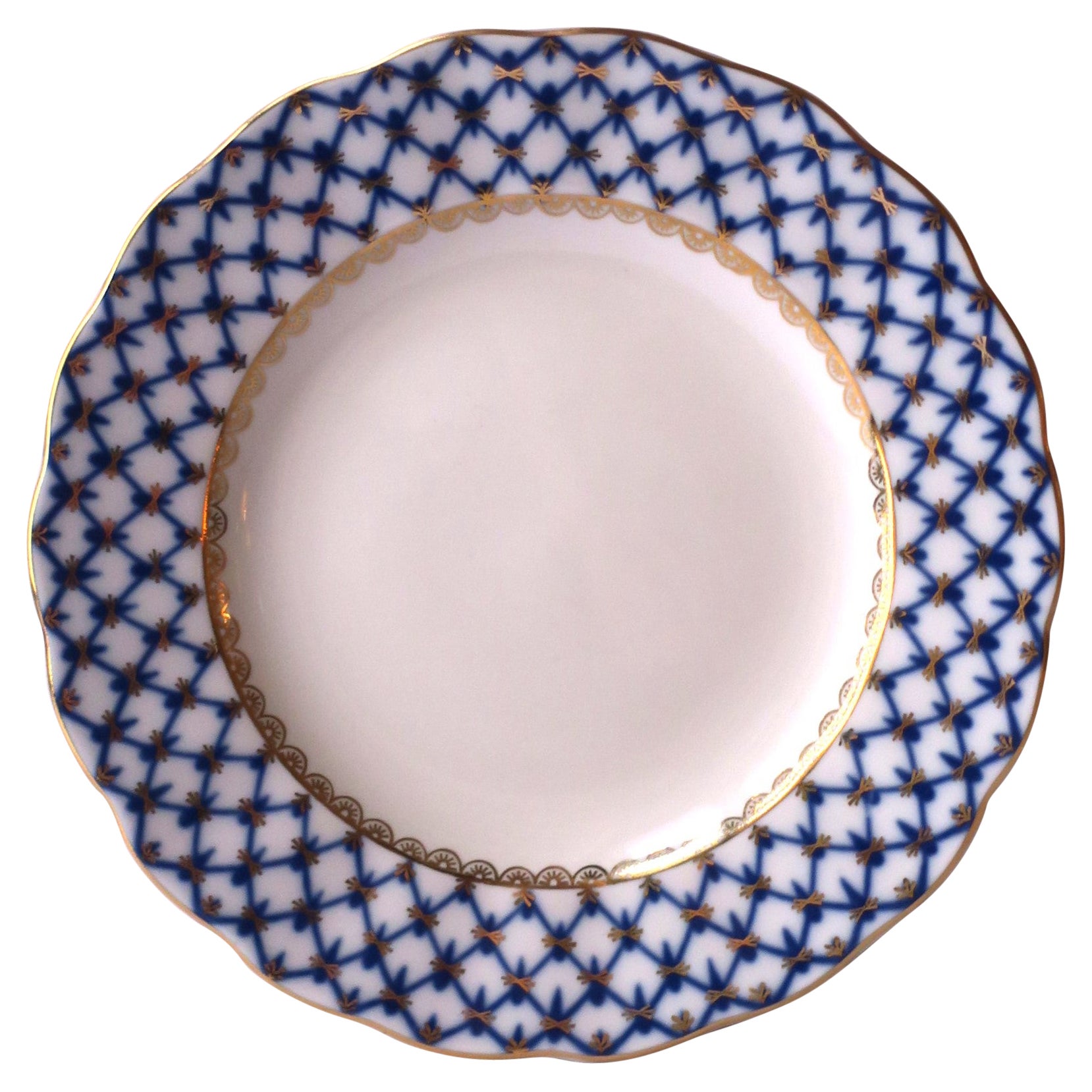 Assiette russe Lomonosov en porcelaine bleu or et blanc en vente