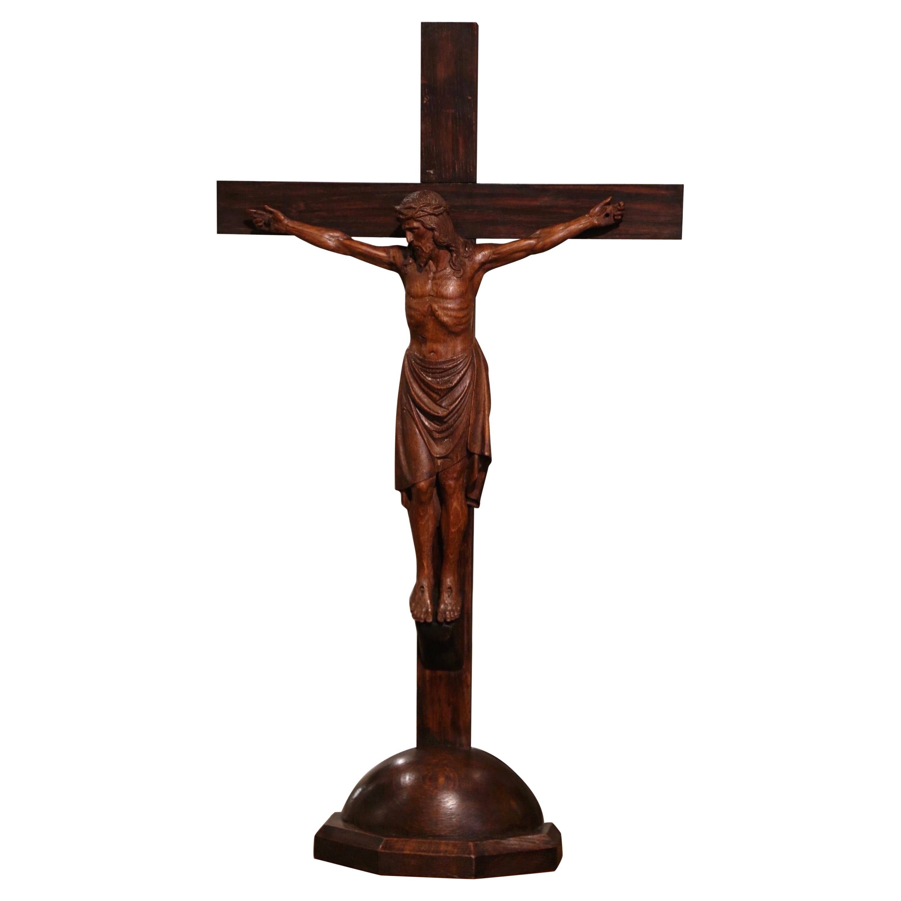 Französisches freistehendes Kruzifix aus geschnitzter Eiche des frühen 20. Jahrhunderts, signiert datiert 1923 im Angebot