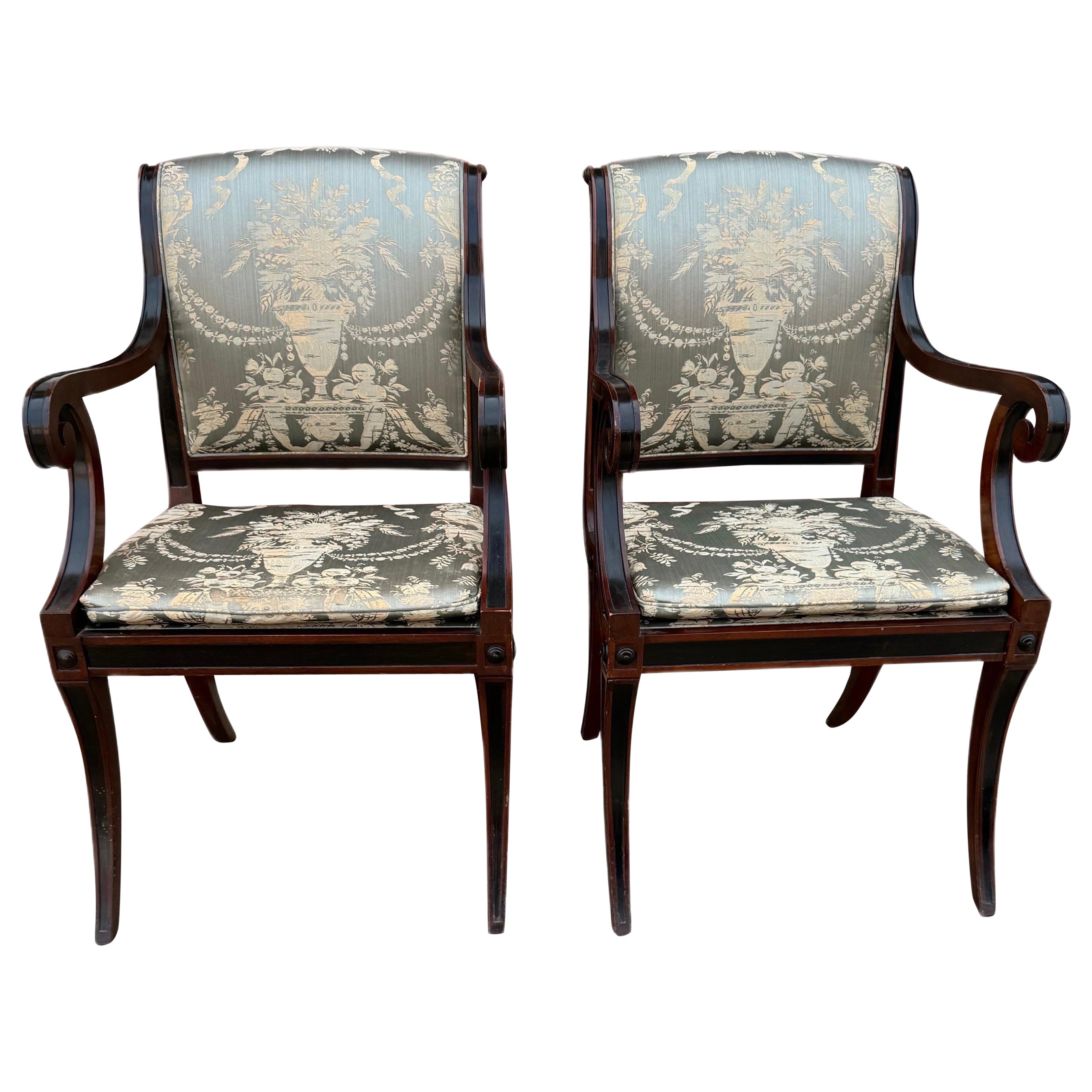 Paar Baker Furniture Regency-Esszimmerstühle mit Klismos-Beinen im Angebot