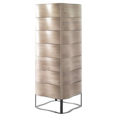 Cassettiera ondulata realizzata in Oak massiccio con base in ferro laccato