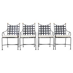 Ensemble de quatre chaises de salle à manger de style Mario Papperzini en fer et bronze 