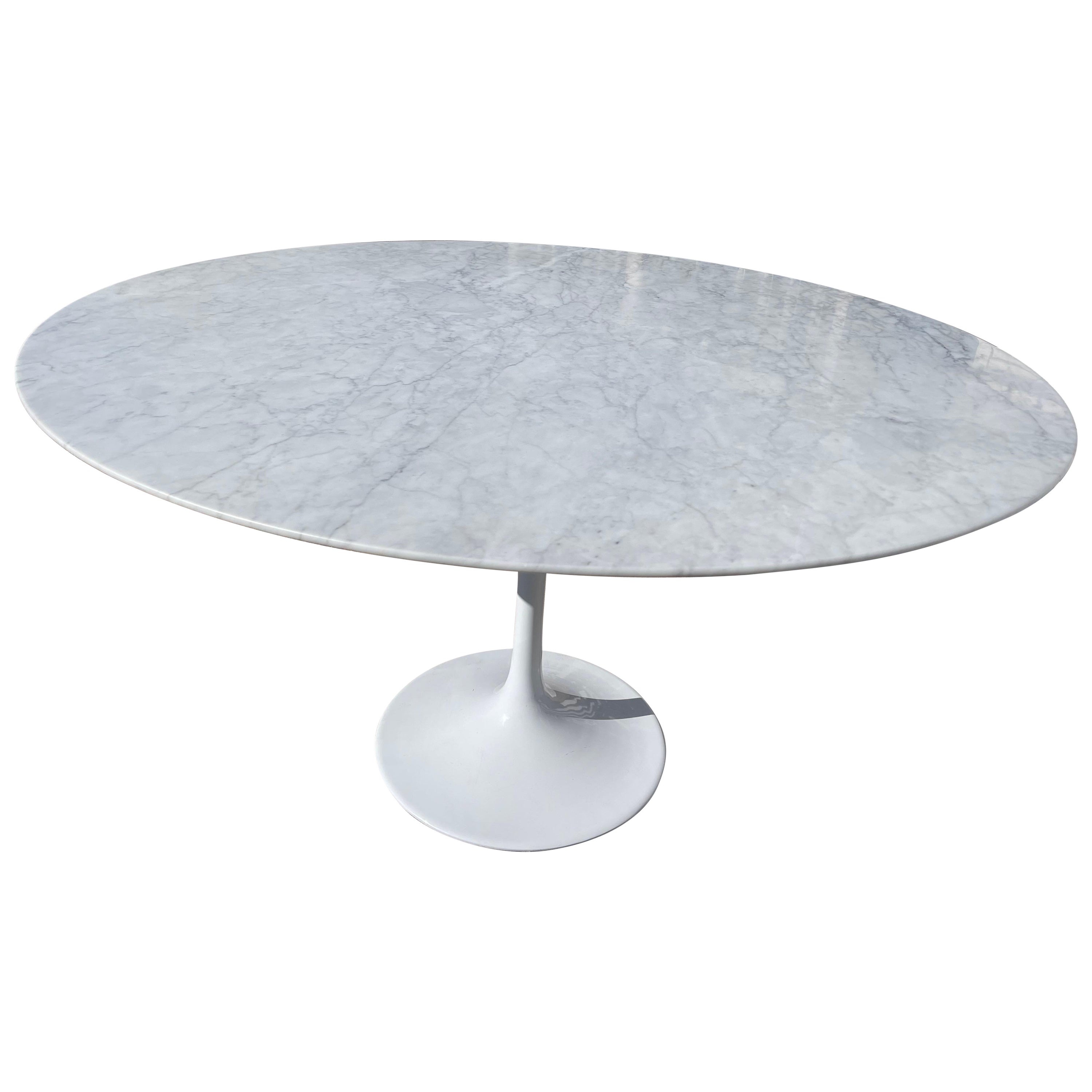 Round Carrara Marble Dining Table after Eero Saarinen’s “Tulip Table” for Knoll  For Sale