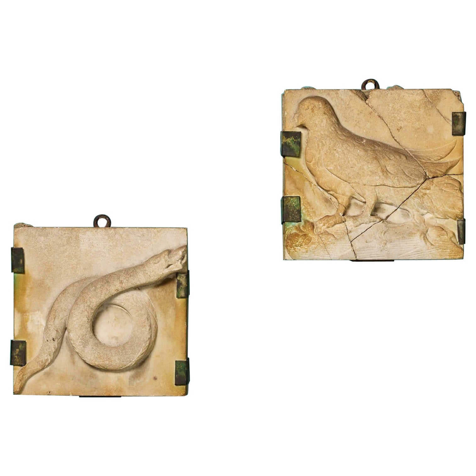 Deux plaques de marbre sculptées de la Grèce antique