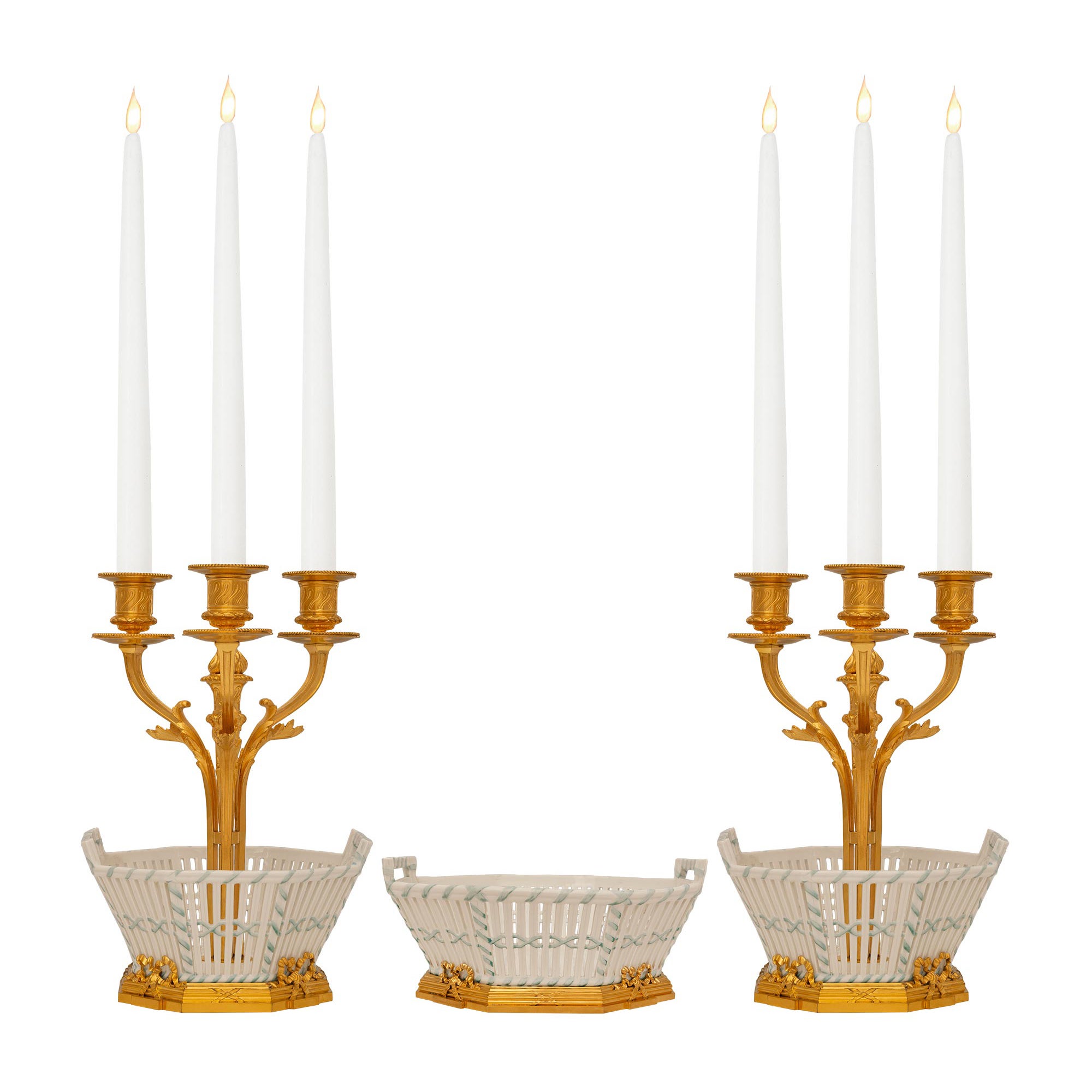 Französisches Tafelaufsatz-Set aus Porzellan und Goldbronze im Louis-XVI-Stil des 19. Jahrhunderts im Angebot