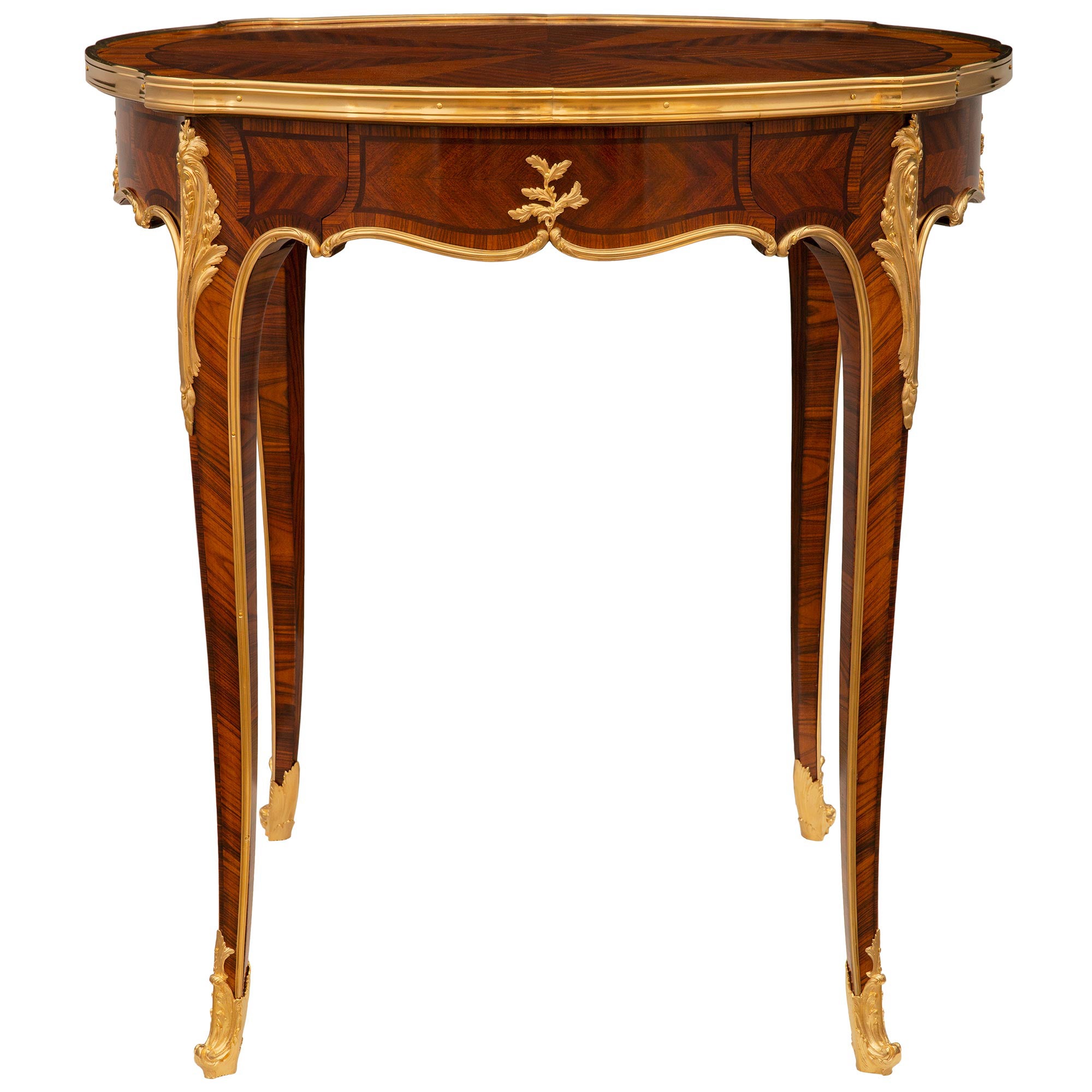 Table d'appoint en bois de tulipier, bois de roi et bronze doré de style Louis XV du XIXe siècle en vente