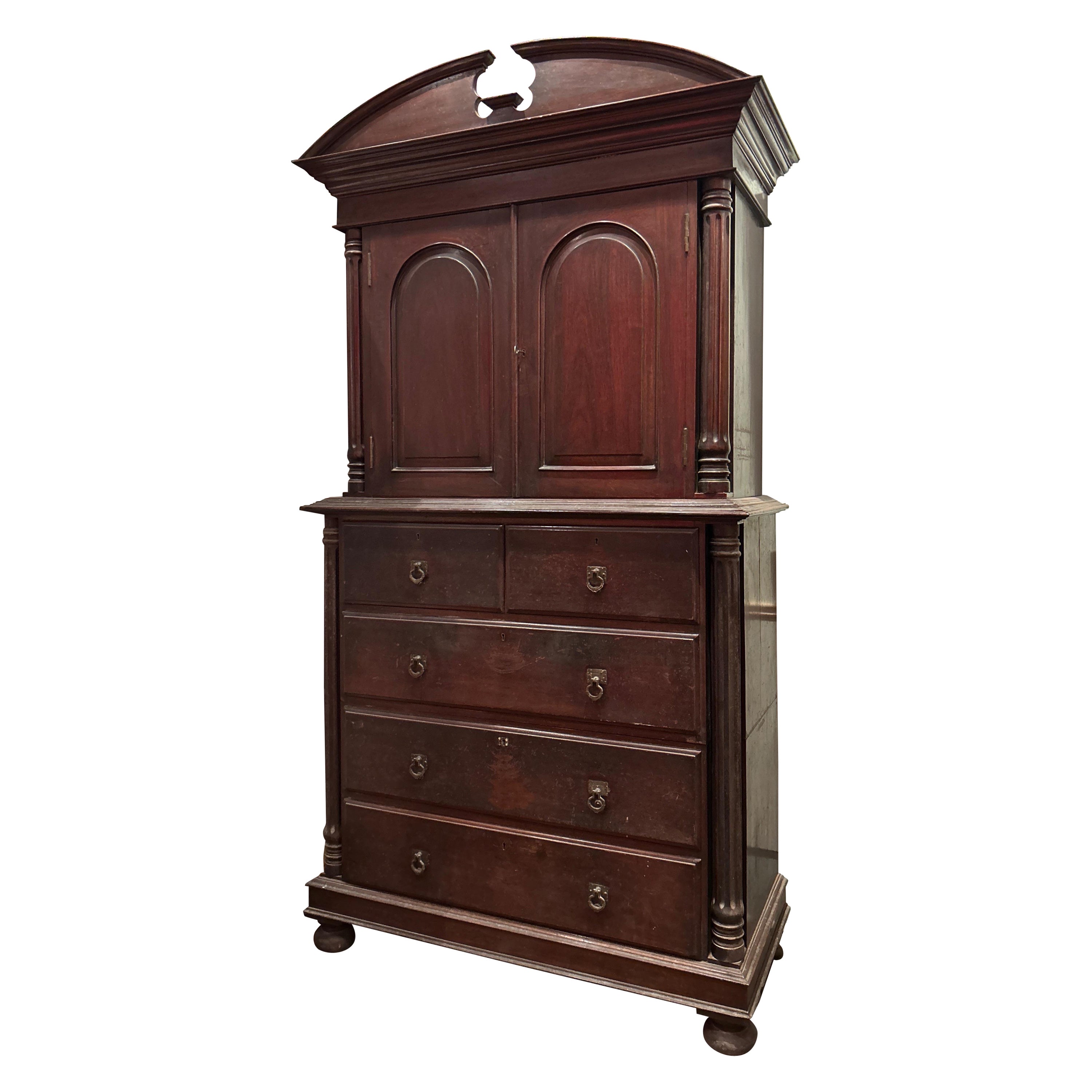 Grande armoire séparatrice victorienne en bois de rose colonial avec colonnes et quincaillerie en vente