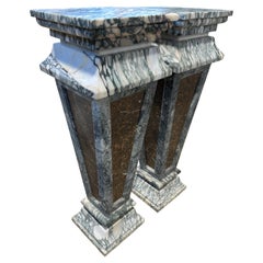 Paire de supports décoratifs en marbre dans deux couleurs de marbre.