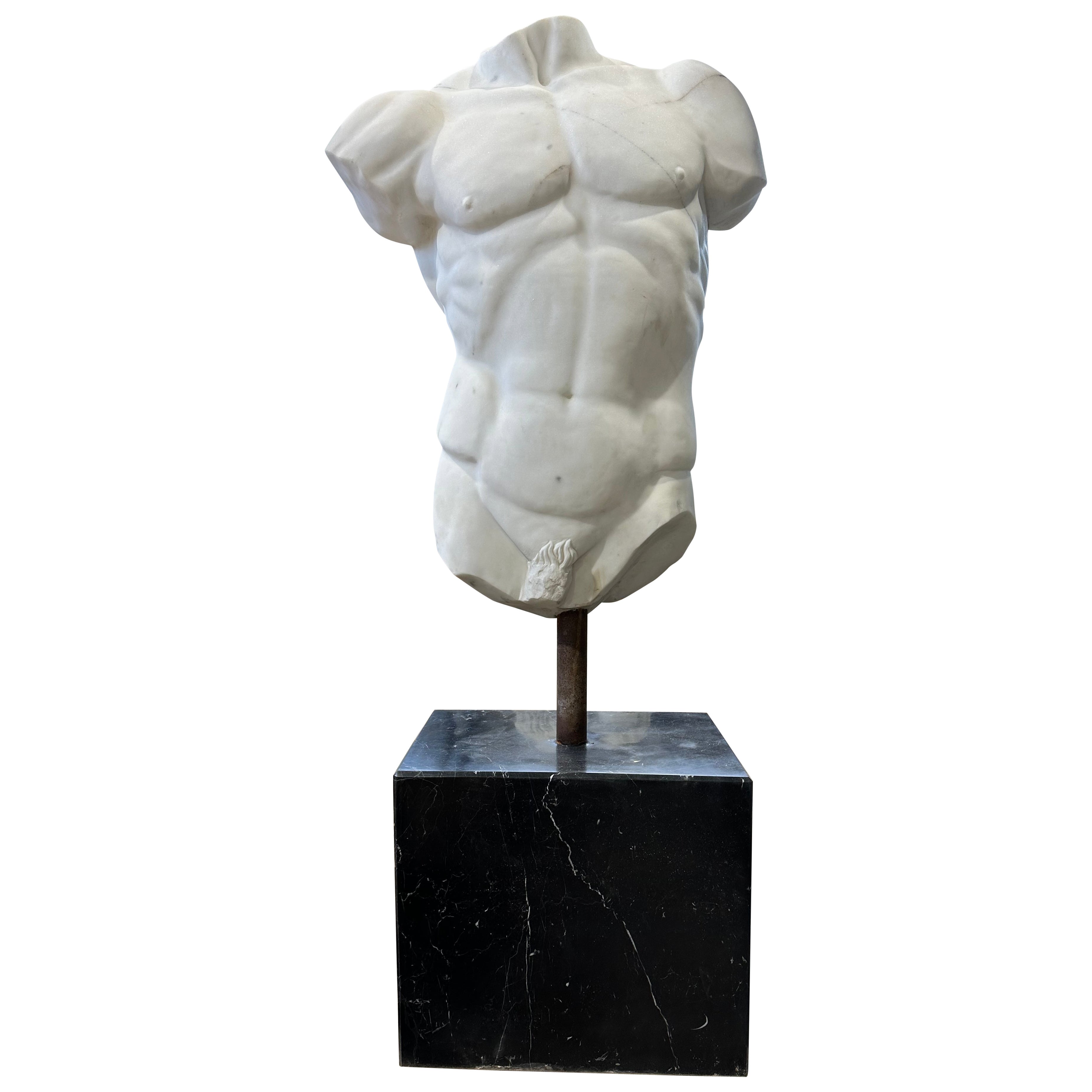 Torse masculin en marbre sur socle en marbre noir en vente