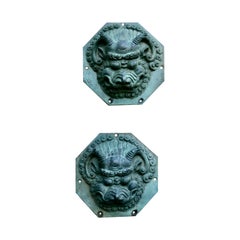 Grandes assiettes de porte chinoises anciennes en bronze Foo Dog Foo Lion    